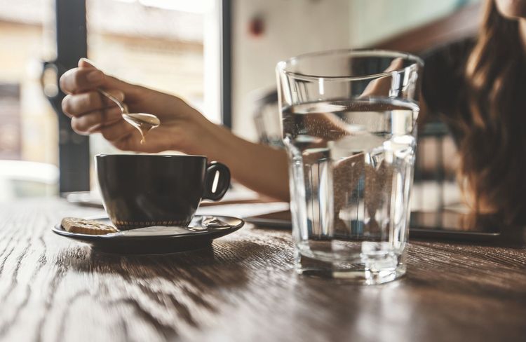 Voici pourquoi on nous sert toujours un verre d'eau avec le café