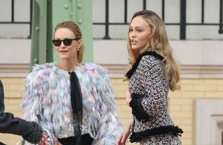 Vanessa Paradis et Lily-Rose Depp font sensation au défilé Chanel