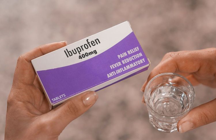 Les femmes enceintes consomment trop d’aspirine et d’ibuprofène, alertent les autorités sanitaires