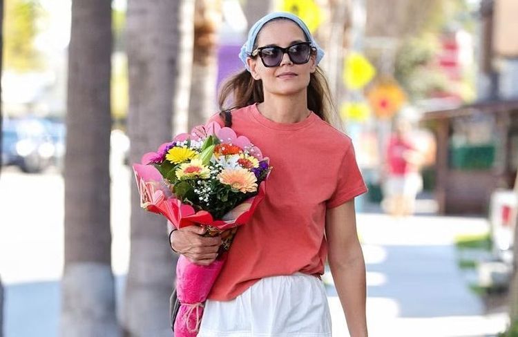 Bandana, jupe bohème et ballerines : Katie Holmes relance la tendance romantique à l’approche du printemps