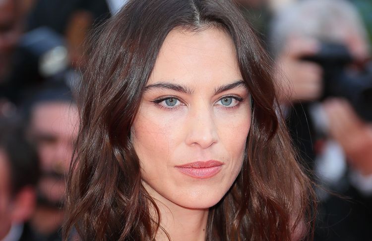 « Ginger chocolate » : le choix capillaire d’Alexa Chung pour changer du brun