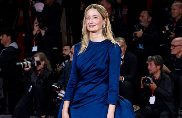Jonathan Anderson présente sa première création Dior haute couture à la Mostra de Venise