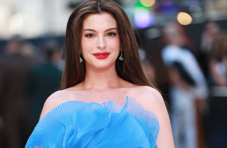 Adoptés par Anne Hathaway, les « cashmere beige nails » signent la tendance manucure la plus chic et discrète de l’été