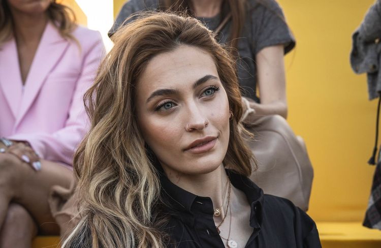 Paris Jackson : « J’aimerais dire à la jeune version de moi-même qu’avoir des petits seins ce n’est pas grave, c’est même sexy »