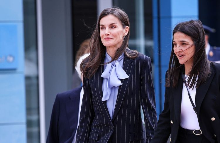 Letizia d’Espagne sublime le tailleur rayé avec une blouse à nœud lavallière ultra-chic
