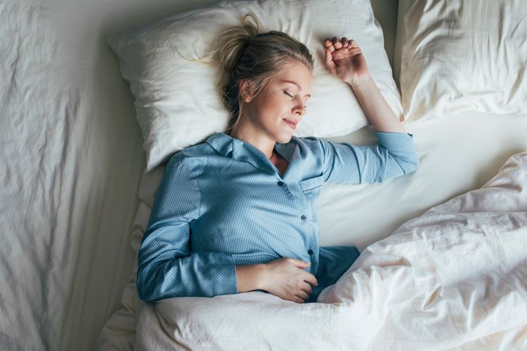 Yeux gonflés au réveil : l’astuce d’une dermatologue pour prévenir leur apparition durant la nuit