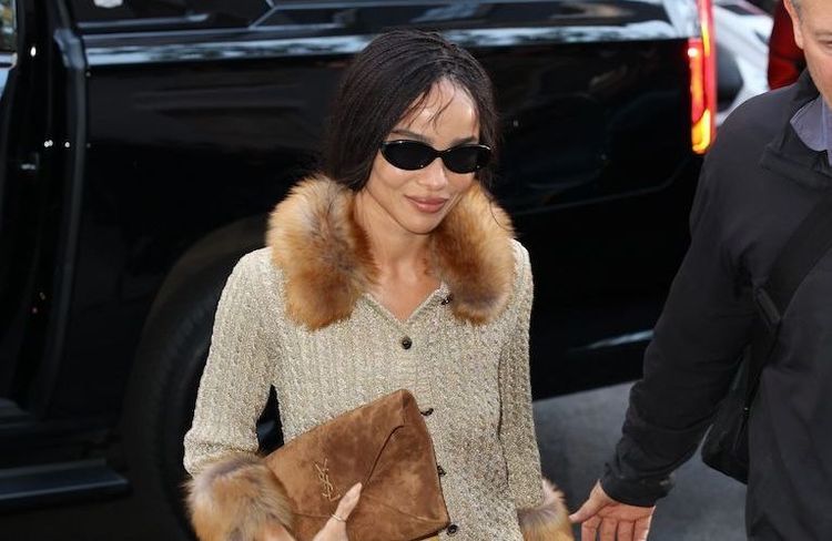 Ces chaussures transparentes qui créent la controverse sur les réseaux s’invitent aux pieds de Zoë Kravitz