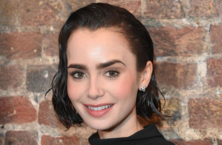 Lily Colins adopte la coupe au carré la plus tendance de l’été 2025