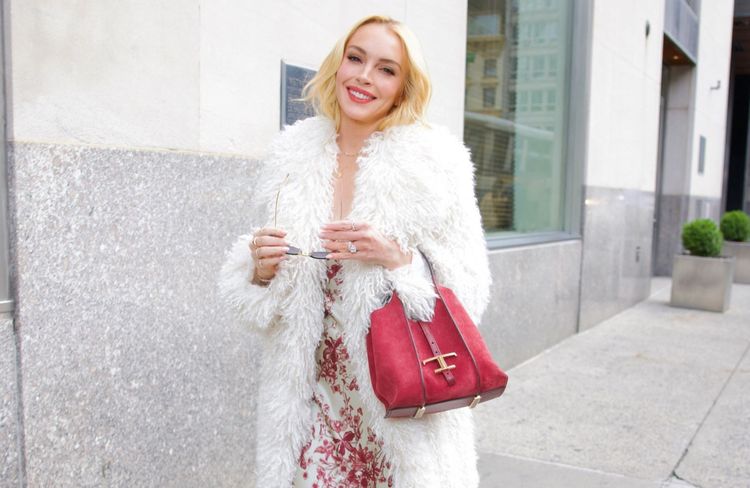 Vu sur Lindsay Lohan, le chignon ballerine est l’obsession coiffure du moment