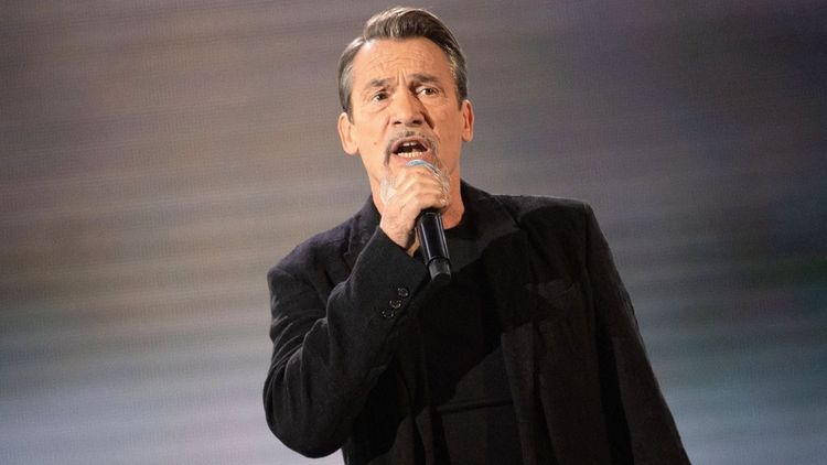"Je l'ai perdu en plein tournage" : Florent Pagny perd son pantalon en plein tournage après avoir tellement maigri