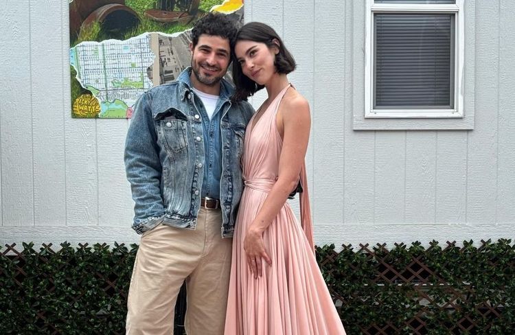 En robe rose poudré Gap, Gracie Abrams réinvente la muse bohème