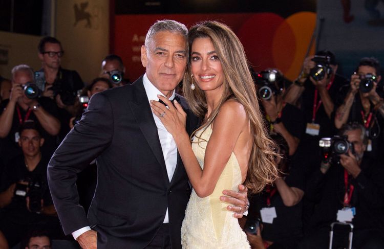 À Venise, Amal Clooney dévoile une sublime coloration anti-âge