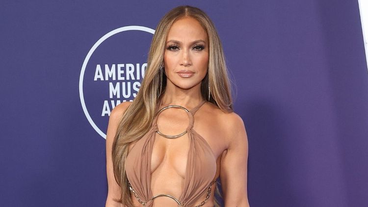 Jennifer Lopez "trop vieille" pour montrer son fessier galbé à 55 ans ? La star se prend un tollé sur les réseaux sociaux
