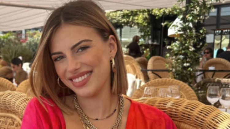 Giuseppa : en vacances avec Paga et leurs filles, elle s'affiche topless à la plage !