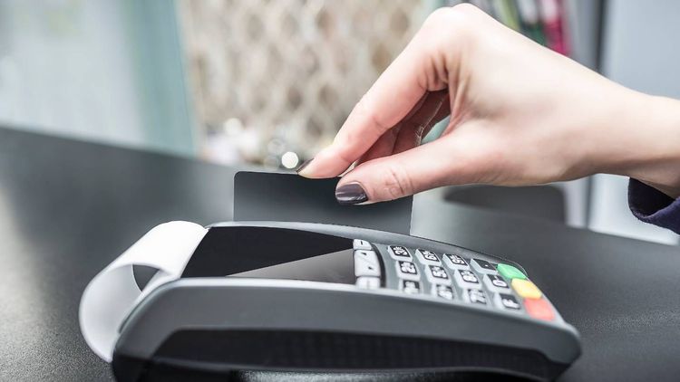 Carte bancaire : la bande noire au dos sert-elle encore à quelque chose ?