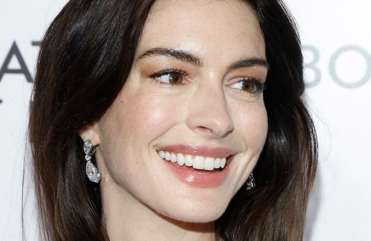 À 42 ans, Anne Hathaway paraît plus jeune que jamais : voici son secret selon les experts