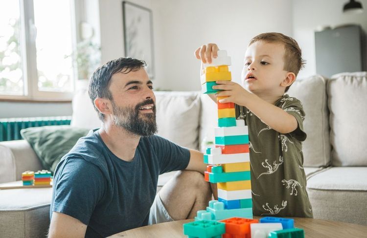 Tâches ménagères et parentales : cette dissonance entre le discours des pères et ce qu’ils font à la maison