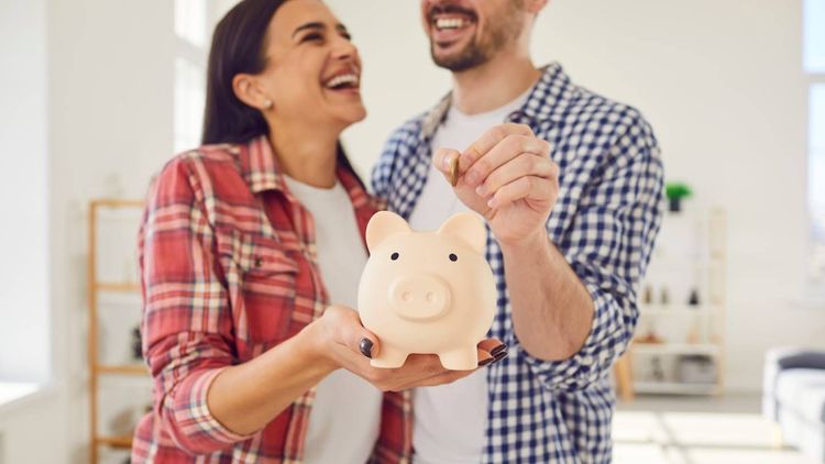 Carte bancaire, compte joint... Gérez-vous l'argent du couple comme la plupart des Français ?