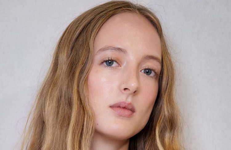 Qu’est-ce que le « blond daim », cette coloration pour les blondes qui fait de l’ombre au balayage