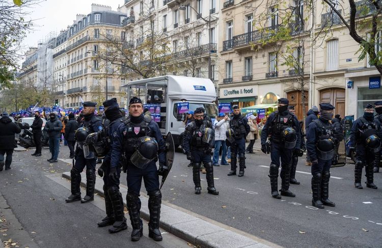 Pourquoi une photo de policiers posant derrière une banderole féministe tenue à l'envers fait polémique