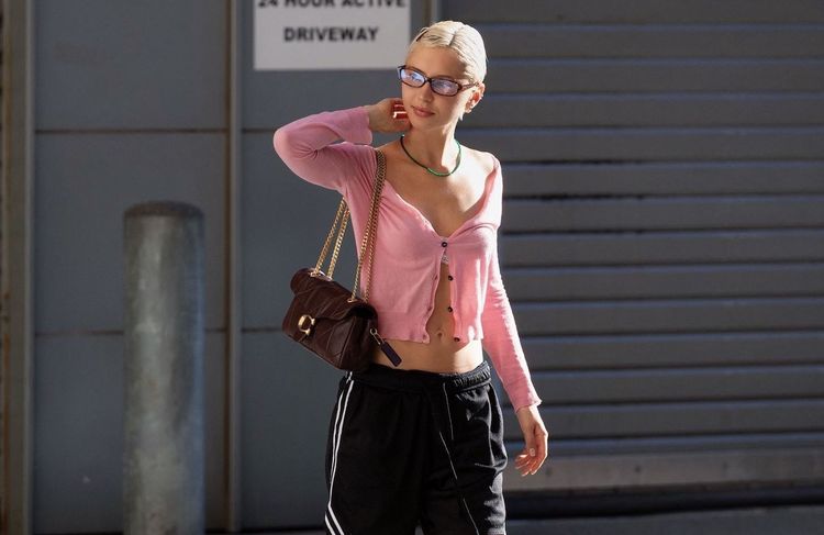 Short de sport et talons : Iris Law ressuscite un duo audacieux popularisé par Carrie Bradshaw