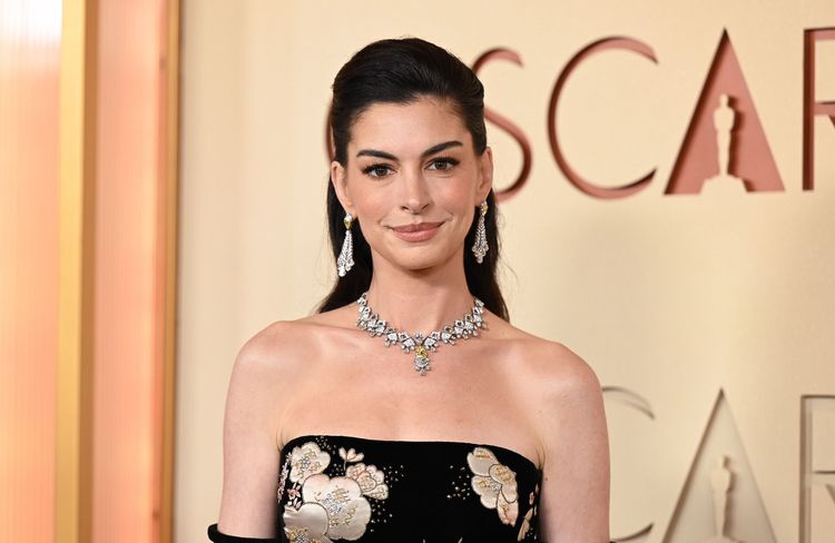 L'astuce coiffure d'Anne Hathaway pour lifter les traits sans chirurgie