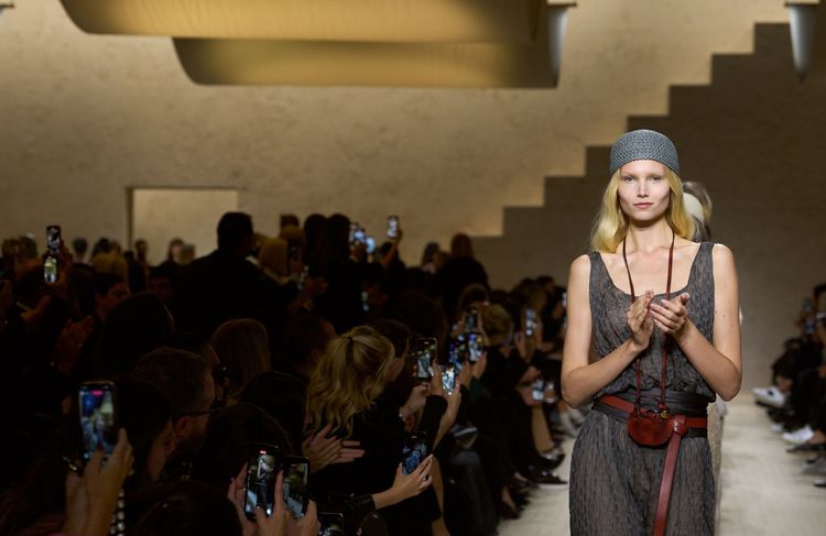 Standing ovation, applaudissements des mannequins…À Milan, un défilé Emporio Armani plein d’émotion après la mort de son fondateur