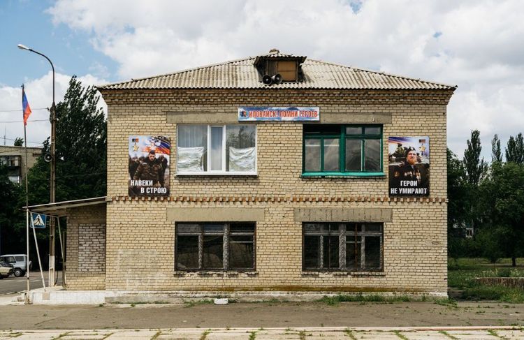 « Cours patriotiques » et acharnement disciplinaire : une lycéenne ukrainienne raconte la russification du Donbass