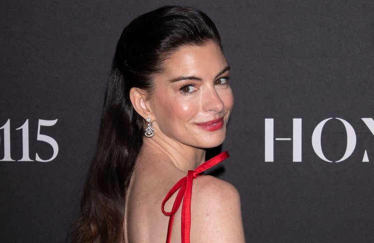 Anne Hathaway illumine New York avec ses longs cheveux brillants et ses lèvres rouges