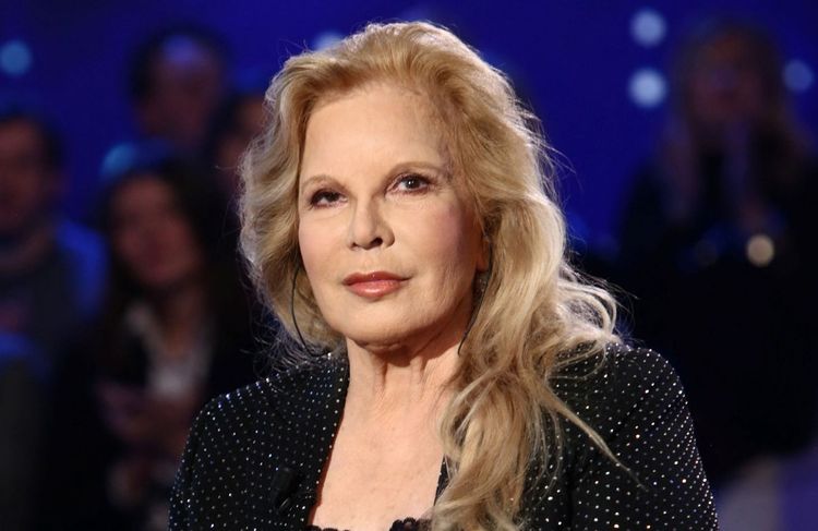 « C’était un cirque » : Sylvie Vartan revient sur son mariage chaotique avec Johnny Hallyday