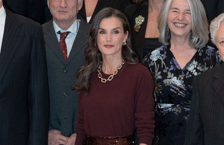 Letizia d’Espagne sublime la jupe à paillettes : l’inspiration parfaite pour les fêtes de fin d'année