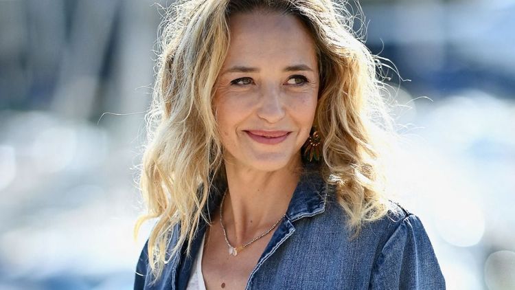 Hélène de Fougerolles raconte avoir été droguée par un producteur de théâtre : “J’ai bu une gorgée..”