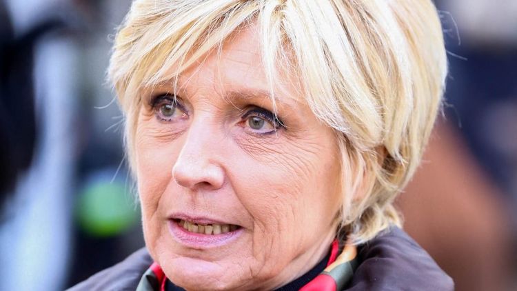 En tenue légère pour la météo, Evelyne Dhéliat confesse : "Ça peut choquer, mais..."