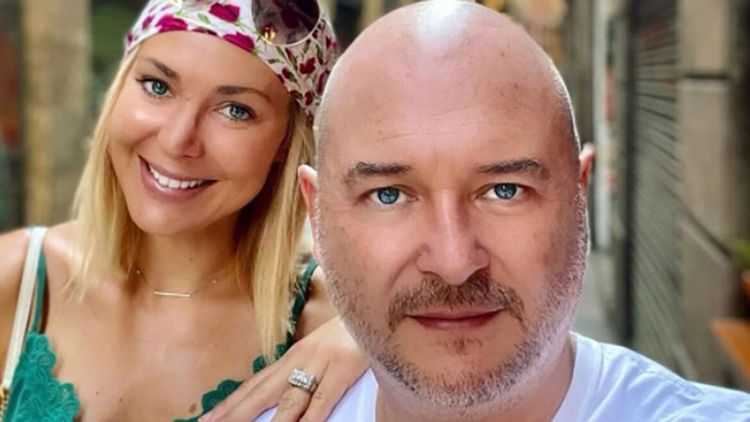 Sébastien Cauet placé en examen : sa femme présente à la sortie du tribunal