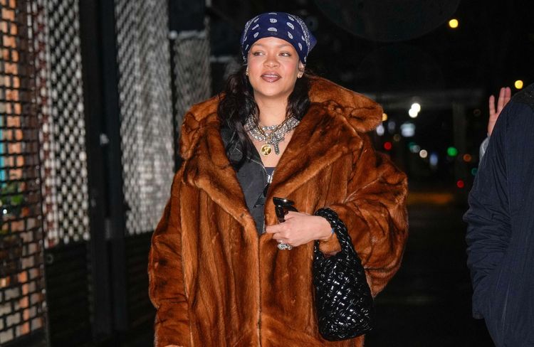 Carré long et frange rideau : et si on adoptait la coiffure « soft goth glam » de Rihanna cet hiver (à une nuance près) ?