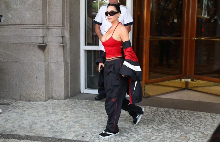 Tongs et chaussettes : la dernière association mode de Kim Kardashian qui interroge