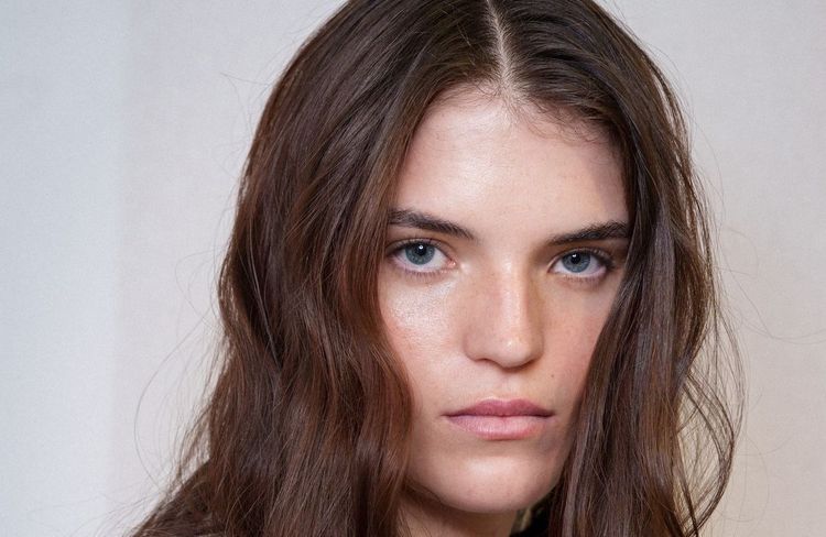 Brontë Waves : la coiffure romantique et fluide qui s’impose cet automne