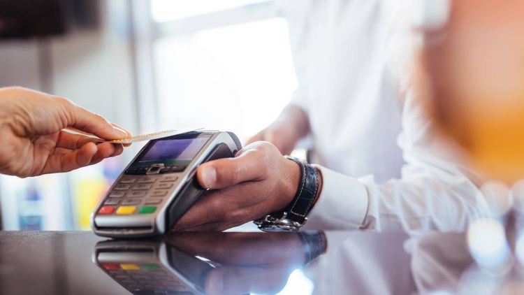 Carte bancaire : quand pourrez-vous payer sans contact au-delà de 50 euros ?
