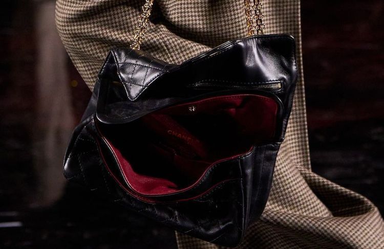 Froissés, pliés, vieillis : nos sacs changent d’allure pour dynamiser nos looks cet automne