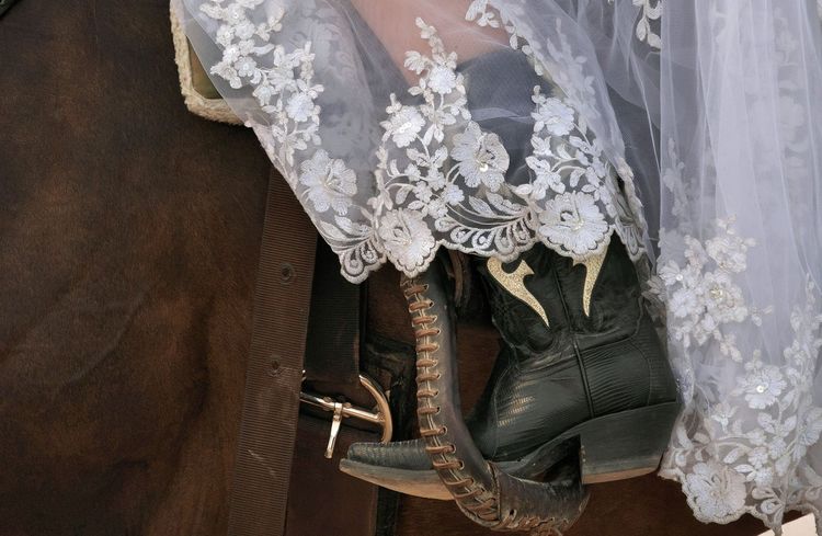 Voici comment donner un air country à sa robe de mariée