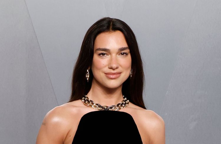 Plus moderne que la French, cette manucure aperçue sur Dua Lipa séduit les futures mariées