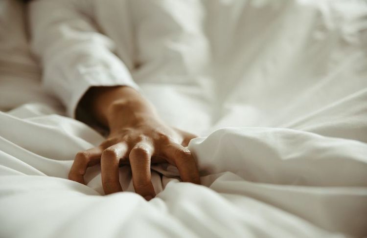 Masturbation féminine : qu’est-ce que le « grounding », qui facilite l’accès à l’orgasme ?