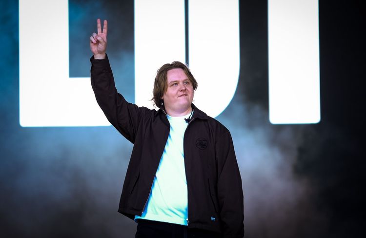 Lewis Capaldi : après deux ans d’absence, il fait un retour émouvant sur scène
