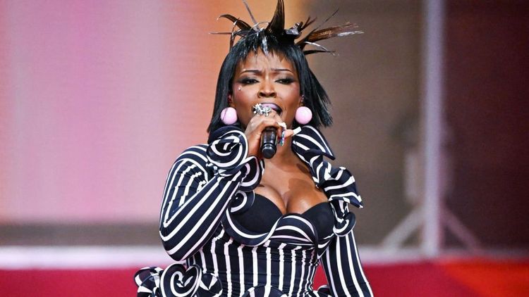 "Un gigot bien ficelé..." : Franco-congolaise, cette chanteuse de 22 ans se fait dézinguer sur le tapis rouge
