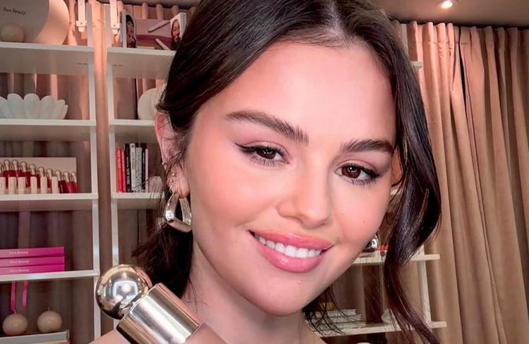 Selena Gomez dévoile le produit parfait pour sculpter son teint cet hiver