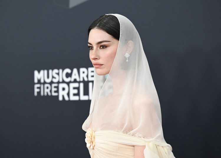 Gracie Abrams fait sensation en mariée Chanel aux Grammy Awards 2025