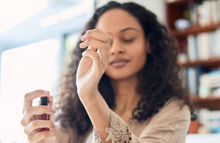 Voici pourquoi les parfums à la vanille nous attirent (et ce serait lié à l'enfance)