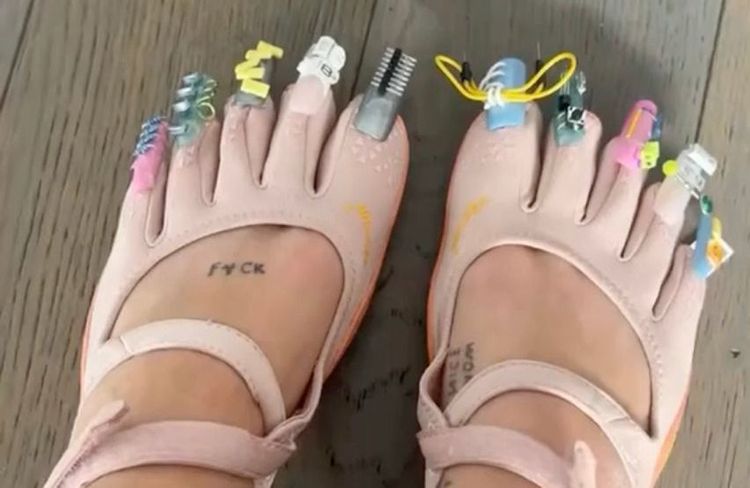 Des faux-ongles sur les chaussures : nouvelle obsession mode en vue ?