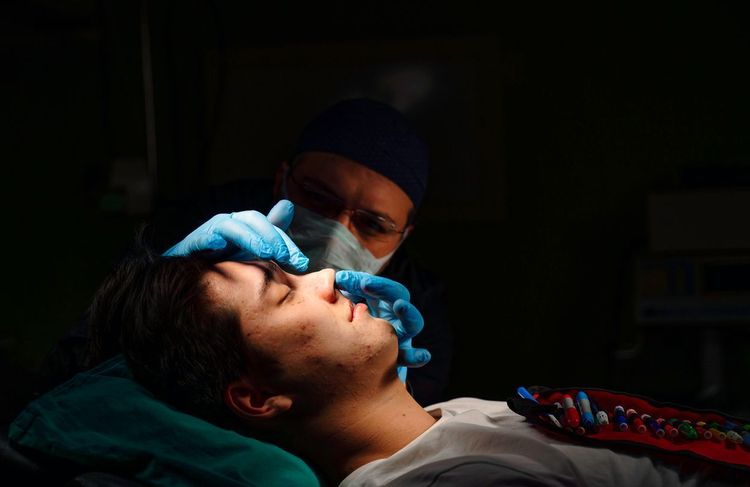 Scandale autour d’un chirurgien star : en quête du nez parfait, elles se retrouvent « mutilées »