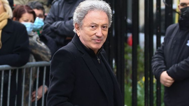 "Nue, en position du lotus" : Michel Drucker revient sur cette fan totalement obsédée par lui